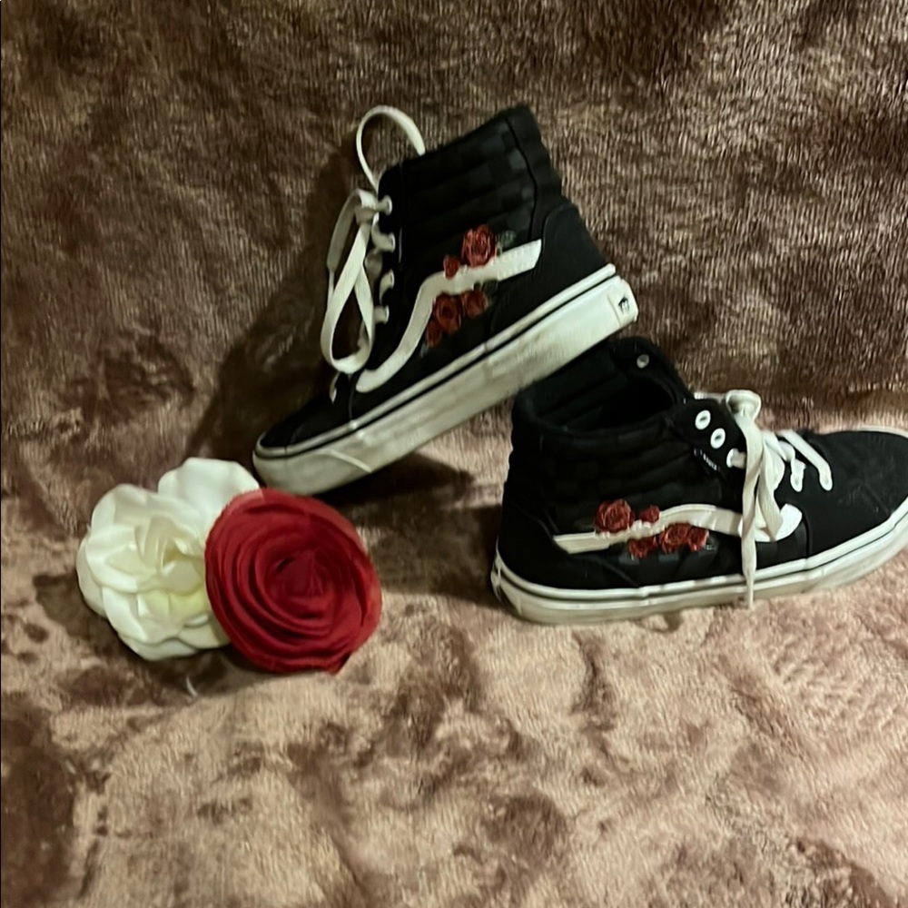Kids Black White embroidered with RosesHigh-Top Vans sz4